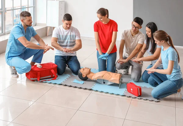 Ausbilder demonstriert bei Erste-Hilfe-Lehrgang CPR an Schaufensterpuppe — Stockfoto