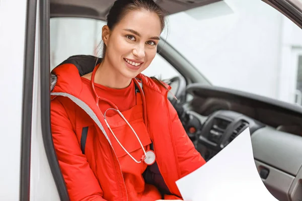 救急車に座っている女性救急車 — ストック写真