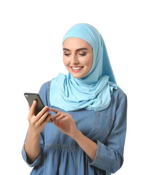 拥有白色背景手机的阿拉伯美女 — 图库照片