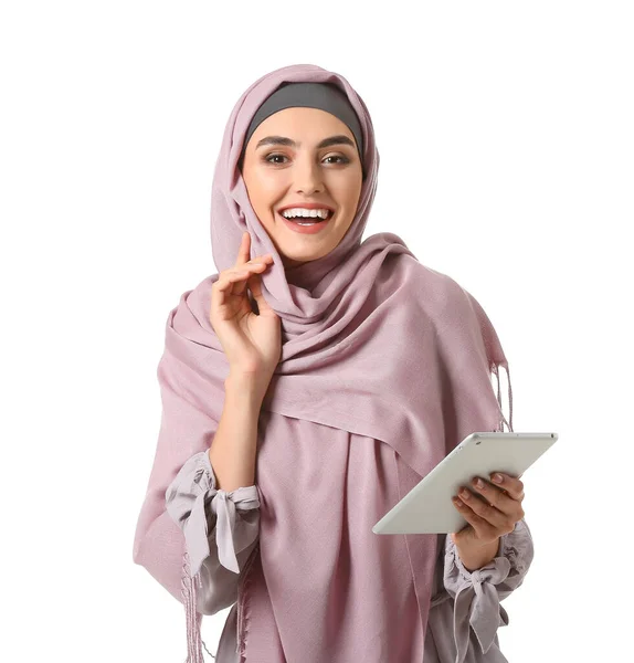 Hermosa mujer árabe con tableta de ordenador sobre fondo blanco —  Fotos de Stock