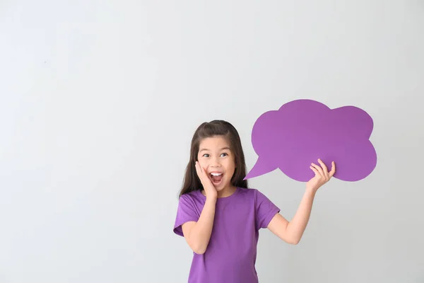 Menina animado com bolha de fala em branco no fundo branco — Fotografia de Stock
