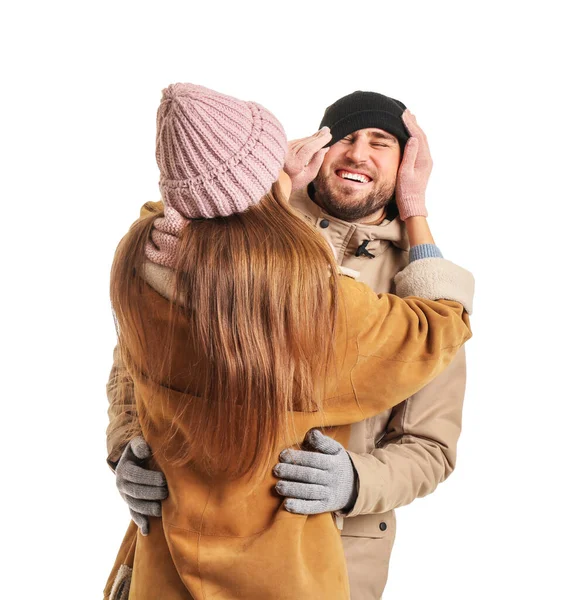 Porträtt av lyckligt par i vinter kläder på vit bakgrund — Stockfoto