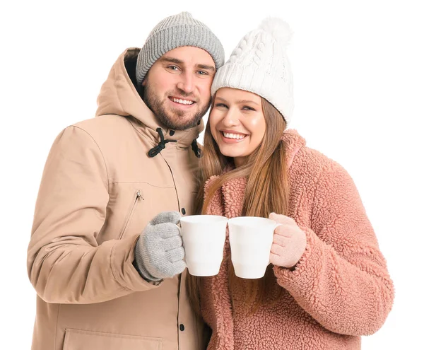 Retrato de pareja feliz en ropa de invierno y con tazas de té sobre fondo blanco — Foto de Stock