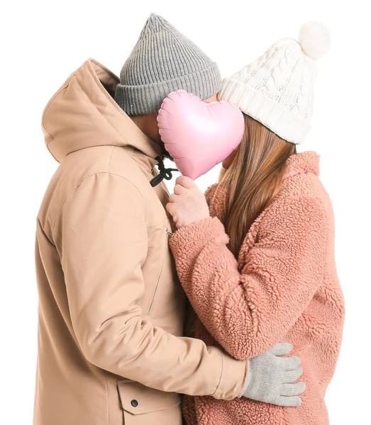 Portret van gelukkig paar in winterkleding en met hart op witte achtergrond — Stockfoto