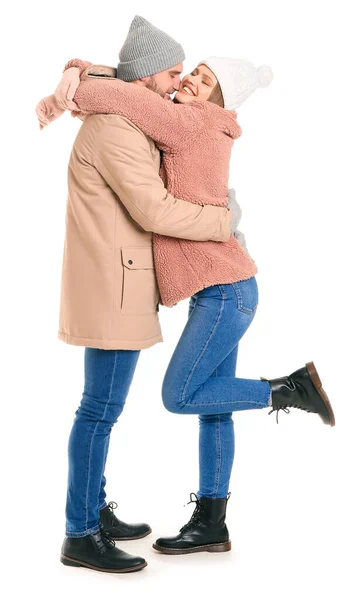 Porträt eines glücklichen Paares in Winterkleidung auf weißem Hintergrund — Stockfoto