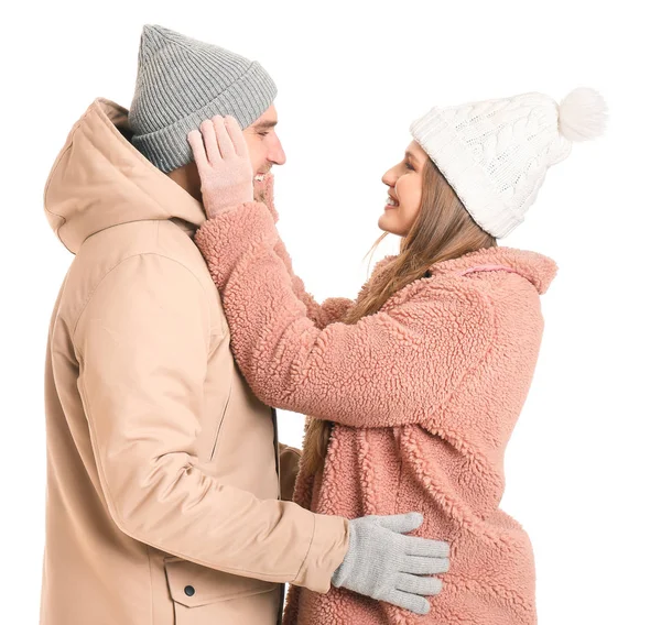 Retrato de casal feliz em roupas de inverno no fundo branco — Fotografia de Stock
