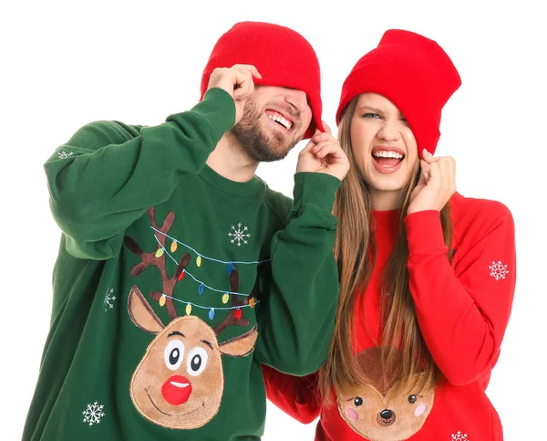 Portret van gelukkig paar in kerstkleding op witte achtergrond — Stockfoto