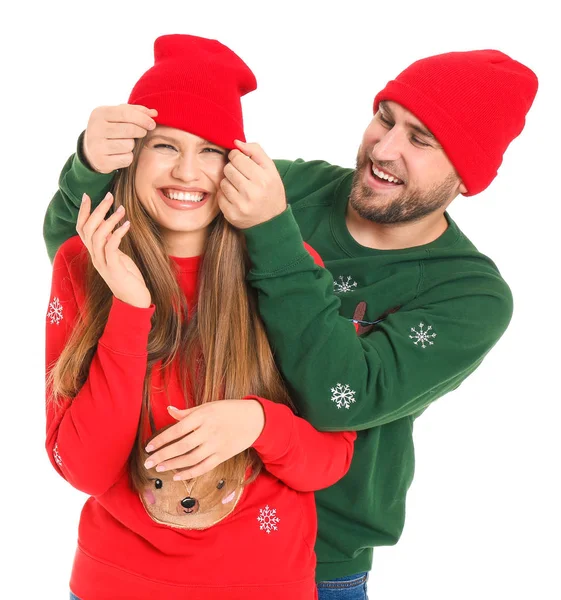 Retrato de casal feliz em roupas de Natal no fundo branco — Fotografia de Stock