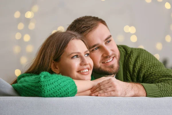 Feliz joven pareja descansando en casa —  Fotos de Stock