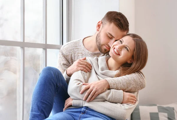 Šťastný pár odpočívá u okna doma — Stock fotografie