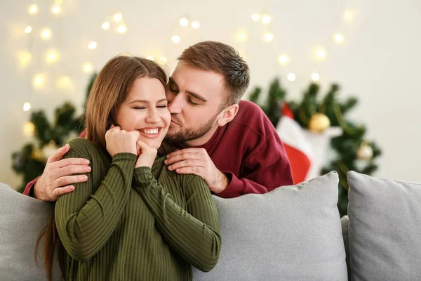 Счастливая молодая пара отдыхает дома накануне Рождества — стоковое фото