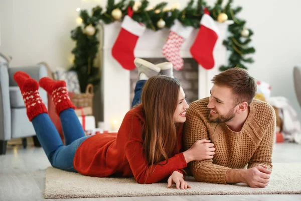 Счастливая молодая пара отдыхает дома накануне Рождества — стоковое фото