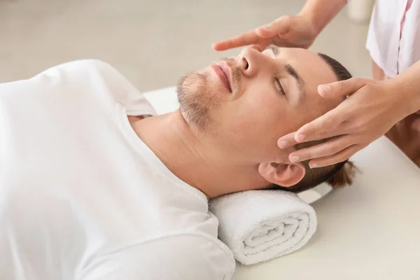 Reiki master werkt samen met patiënt — Stockfoto