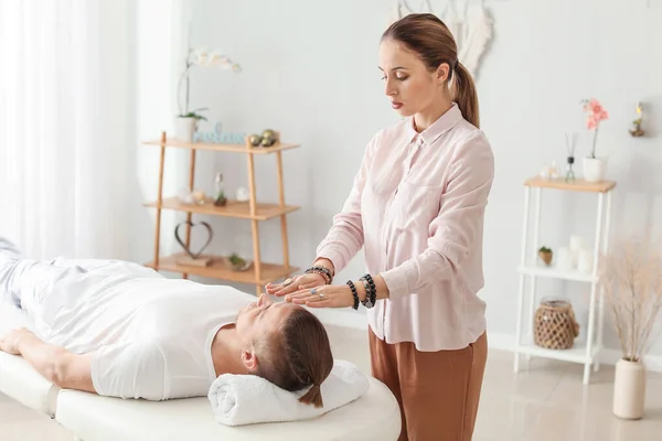 Maestro de Reiki trabajando con paciente — Foto de Stock