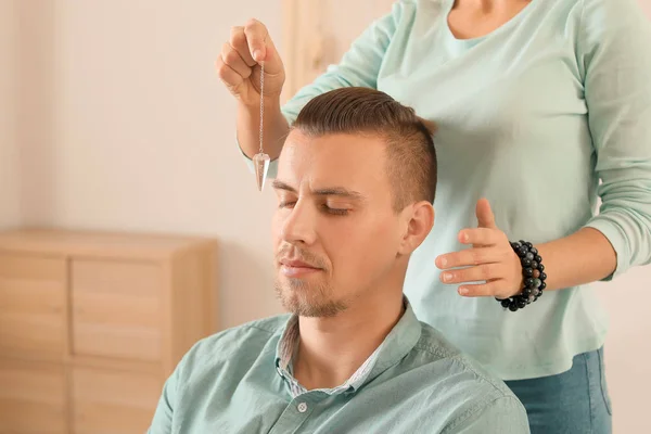 Mestre Reiki trabalhando com paciente — Fotografia de Stock