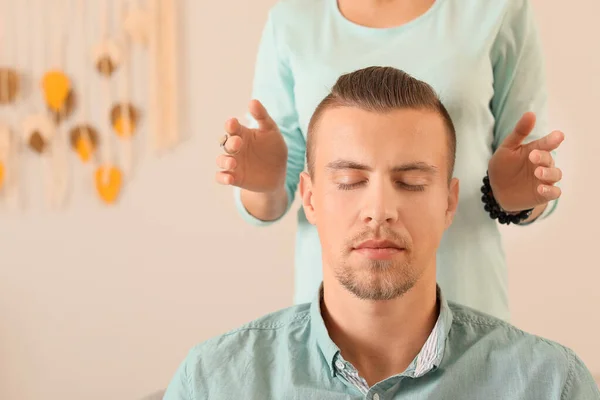 Mestre Reiki trabalhando com paciente — Fotografia de Stock