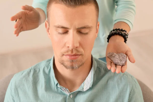 Maestro de Reiki trabajando con paciente — Foto de Stock