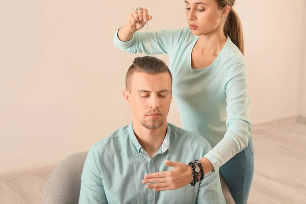 Master Reiki che lavora con il paziente — Foto Stock