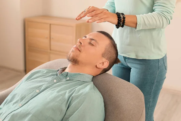 Reiki master working with patient — Stock Photo, Image