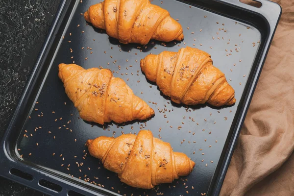 Leckere Croissants auf Backblech — Stockfoto