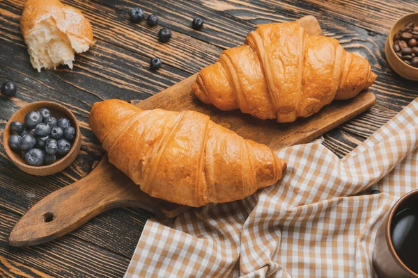 Läckra croissanter på träbord — Stockfoto