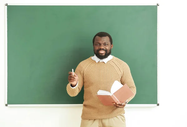 Profesora afroamericana cerca de pizarra en clase — Foto de Stock
