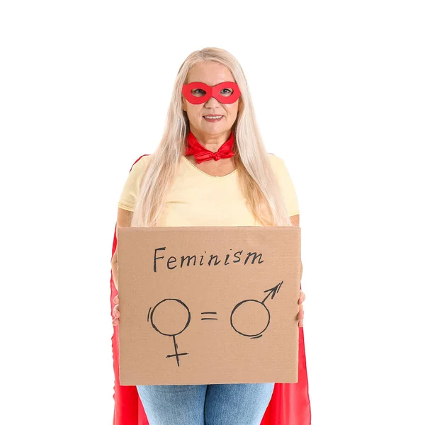 Dame en costume de super-héros tenant du carton avec des symboles de l'homme et de la femme sur fond blanc. Concept de féminisme — Photo