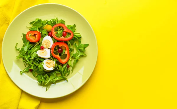Plaat met lekkere salade op de achtergrond — Stockfoto
