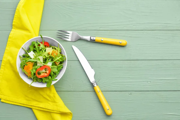 Bord met smakelijke salade op houten achtergrond — Stockfoto