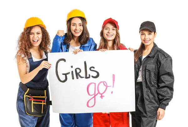 Trabajadoras sosteniendo póster con texto CHICAS IR contra fondo blanco. Concepto de feminismo — Foto de Stock