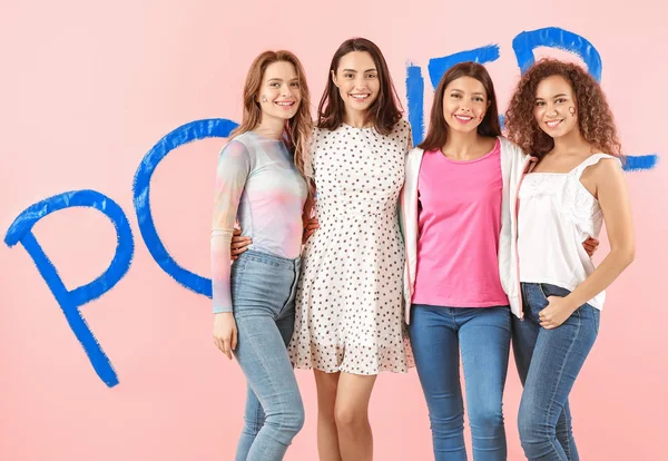 Молоді жінки біля кольорової стіни зі словом POWER. Концепція фемінізму — стокове фото