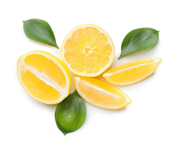 Limón cortado maduro sobre fondo blanco —  Fotos de Stock