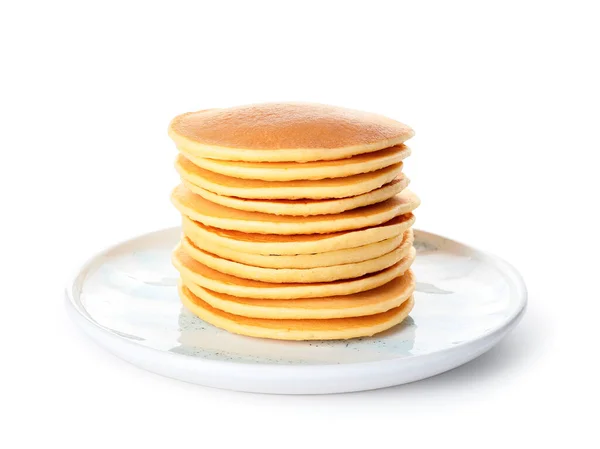 Assiette avec pile de crêpes savoureuses sur fond blanc — Photo