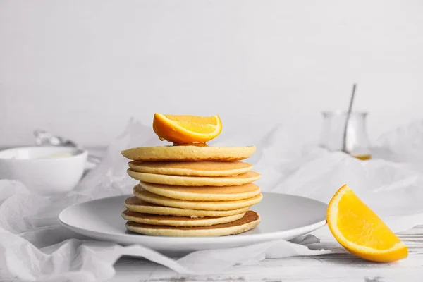 Piring dengan tumpukan pancake lezat di atas meja — Stok Foto