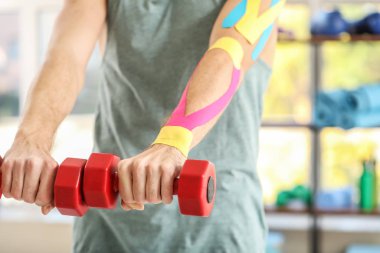 Spor salonunda fizyoteyp eğitimi alan sporcu, yakın plan.