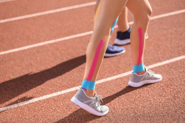 Stadyumdaki fizyobantlı sporcu kadın.