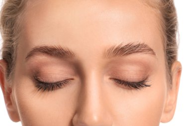 Güzel kaşları olan genç bir kadın, yakın plan.