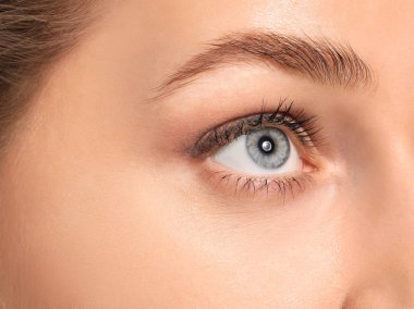 Güzel kaşları olan genç bir kadın, yakın plan.