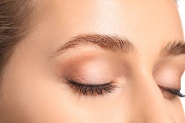 Güzel kaşları olan genç bir kadın, yakın plan.