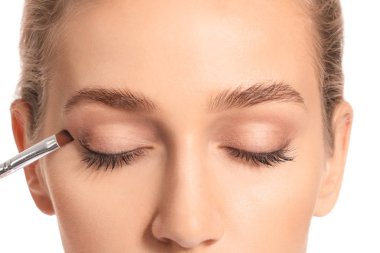 Kaş düzeltme prosedüründen geçen genç bir kadın, yakın plan.