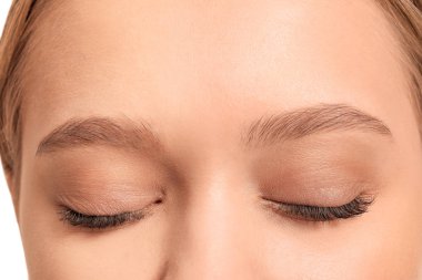 Güzel kaşları olan genç bir kadın, yakın plan.