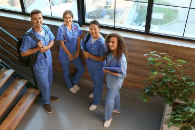 Modern klinikte bir grup tıp öğrencisi