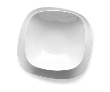 Beyaz arkaplanda boş seramik plakalar