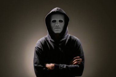 Siyah arka planda maskeli profesyonel bir hacker.