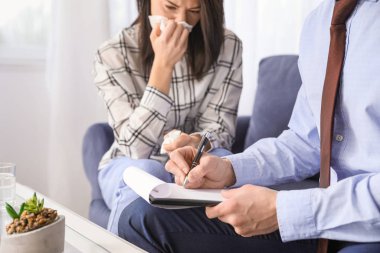 Ofiste bir kadınla çalışan psikolog, yakın plan.