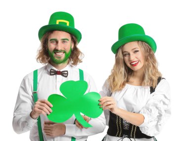 Beyaz arka planda kağıt yoncalı genç bir çift. Aziz Patrick Günü kutlaması