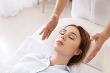 Reiki usta hastayla çalışıyor.