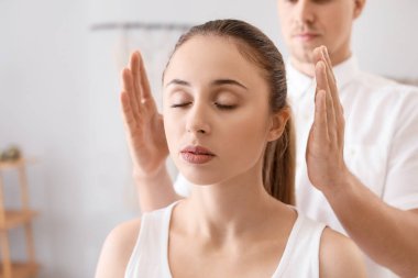 Reiki usta hastayla çalışıyor.