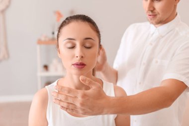 Reiki usta hastayla çalışıyor.