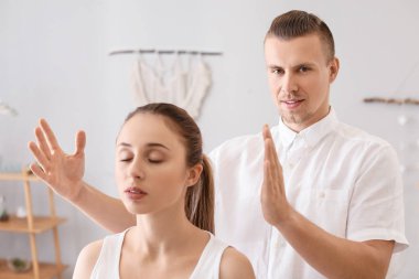 Reiki usta hastayla çalışıyor.